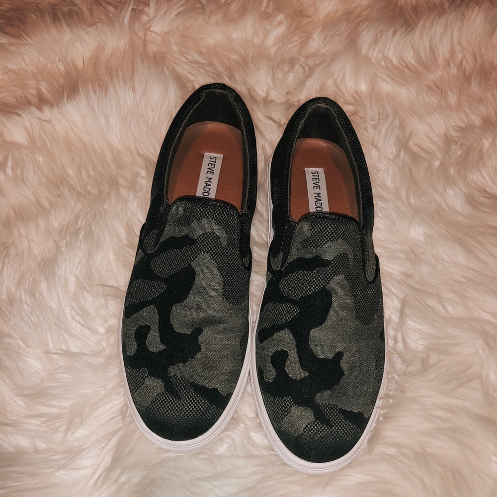 Steve Madden Camo slip ons🥿